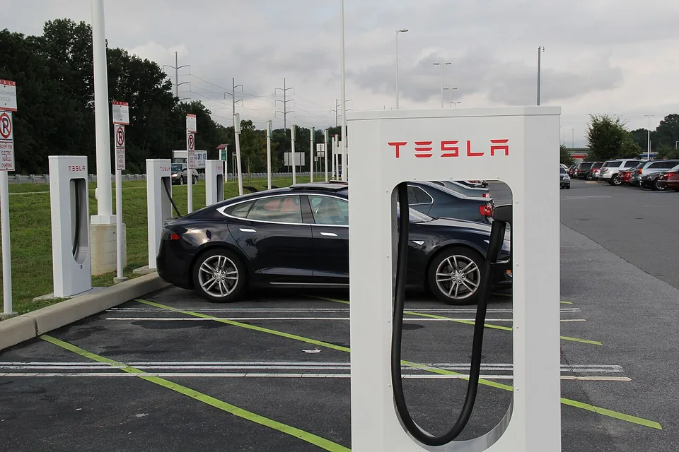 Tesla Model S на зарядке