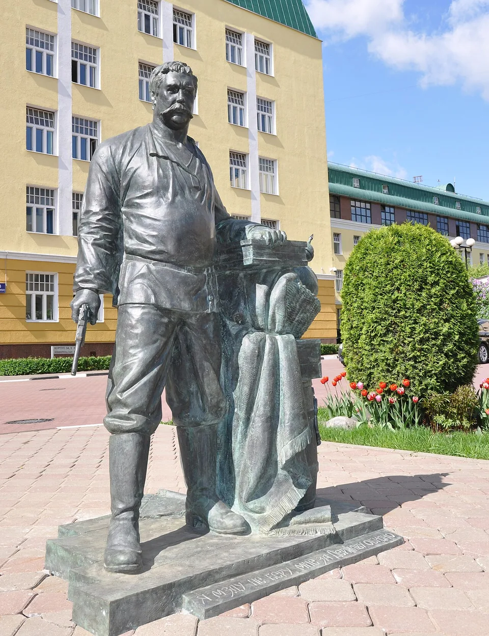Памятник таможеннику Верещагину