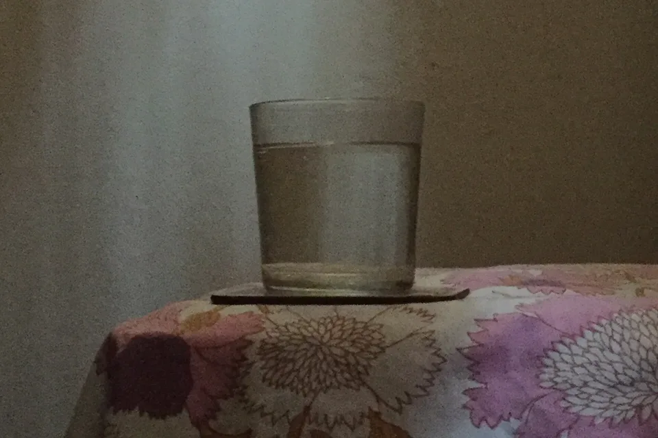 Стакан воды на столе