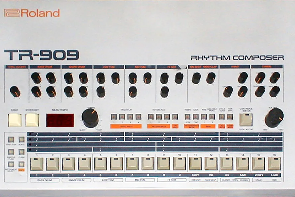 Драм-машина Roland TR-909