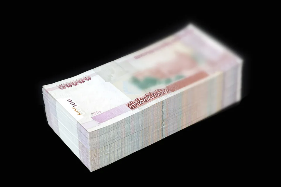 Пачка банкнот в 50 000 лаосских кипов
