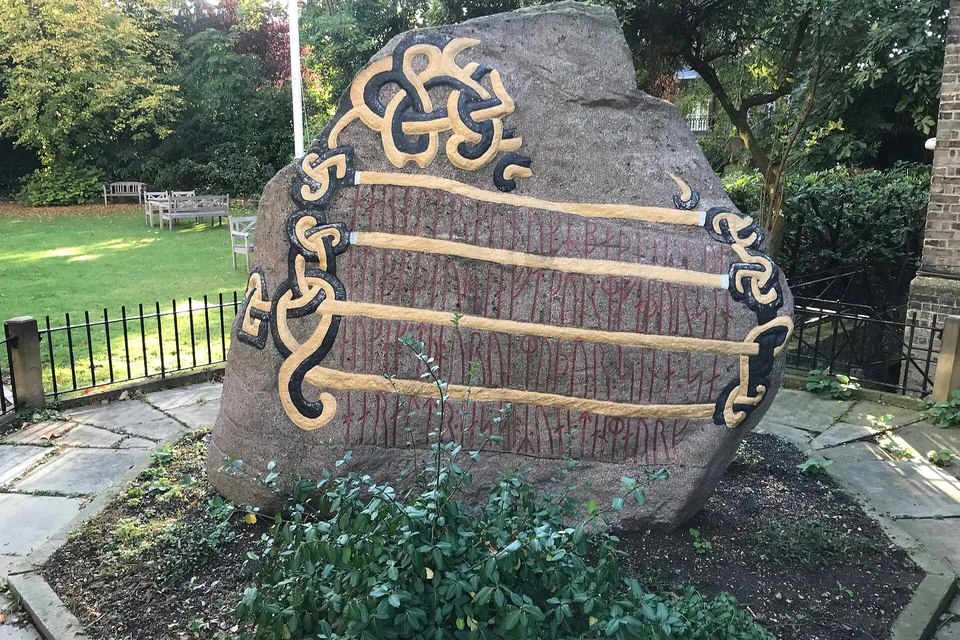 Рунический камень в Еллинге