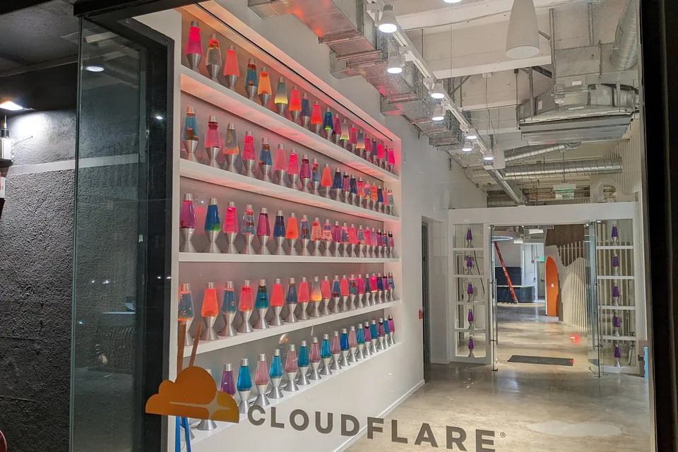 Стена лавовых ламп в офисе Cloudflare