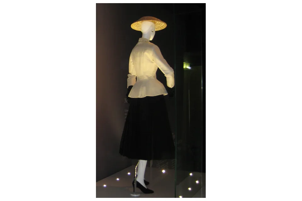 Платье Christian Dior на выставке
