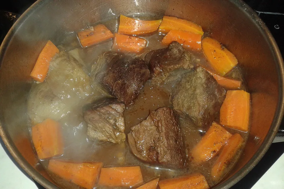 Тушёное мясо в кастрюле