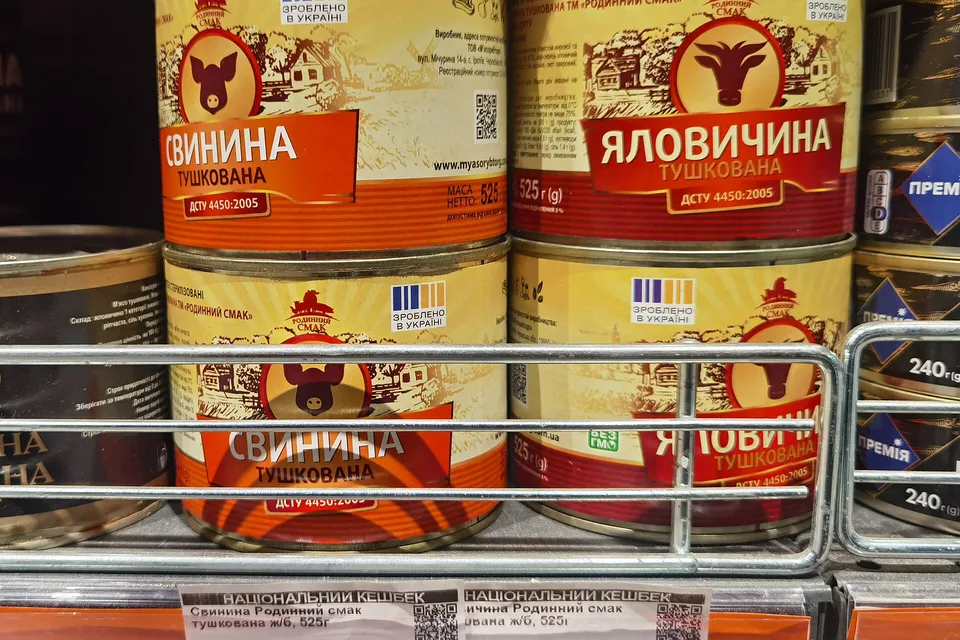 Мясные консервы на полке магазина