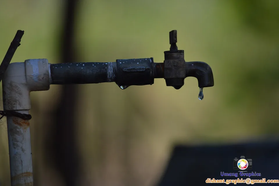 Кран с текущей водой