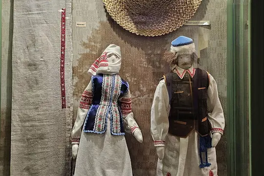 Куклы в народной одежде в музейной экспозиции
