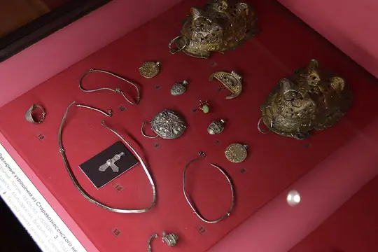 Убор из погребения: подвески, бусы, привески