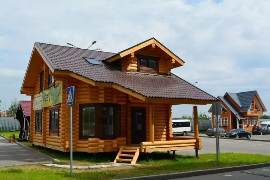 Дом из бревна ручной рубки