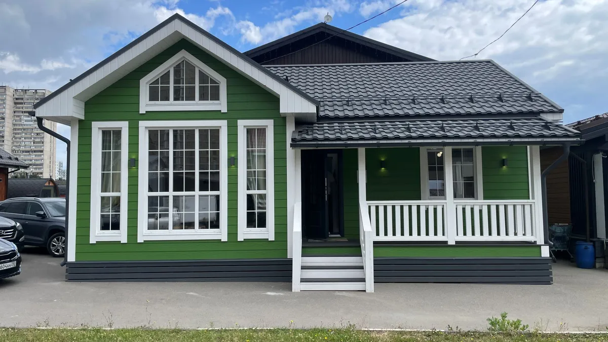 Каркасный дом 8,5×10 м на 85 м² с террасой